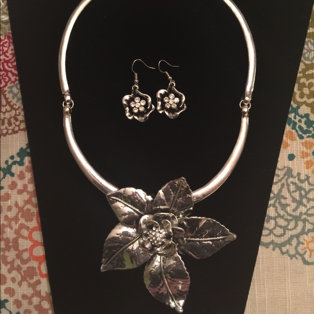Bold Flower Slider Necklace